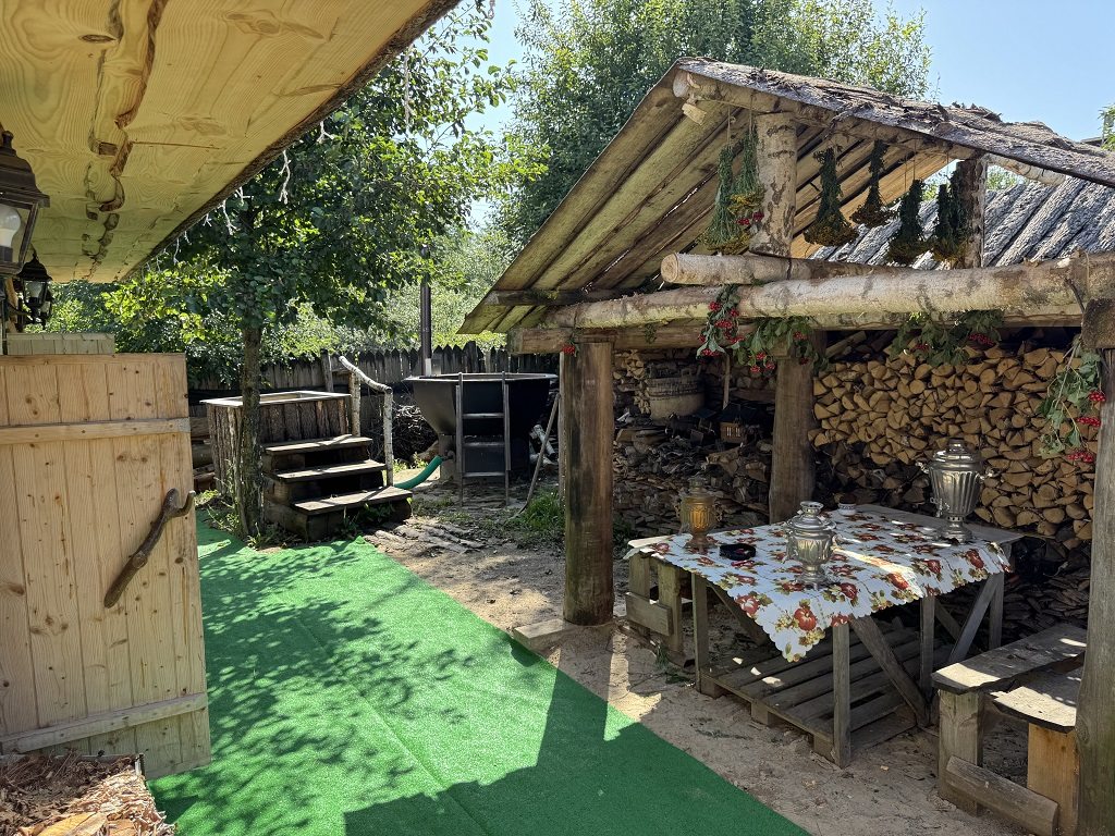 Закрытый двор и мангальная зона у бани