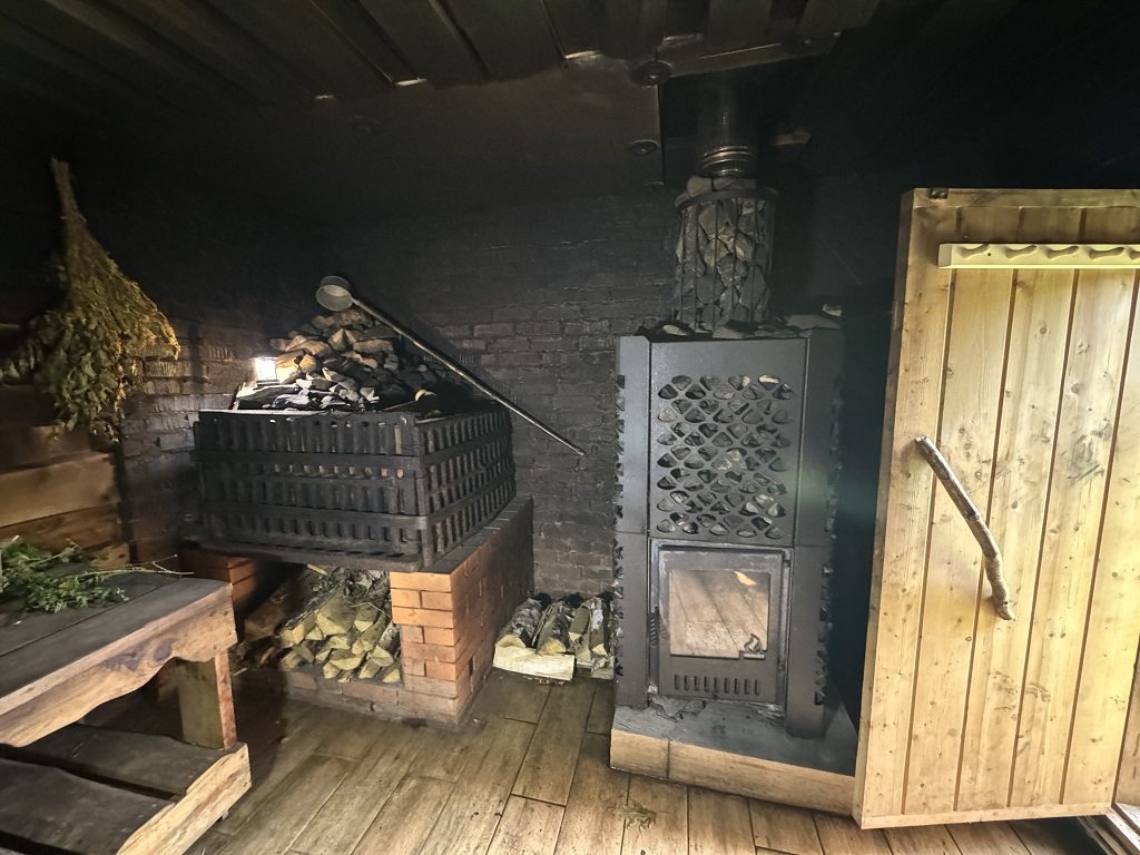 Вечерняя парная с печью и вениками