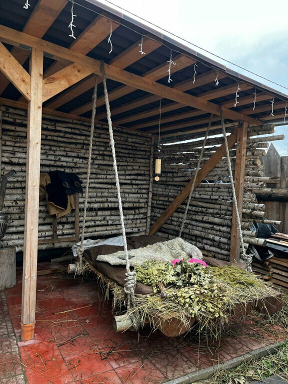 Крыльцо и вход в банный домик в Колюпаново
